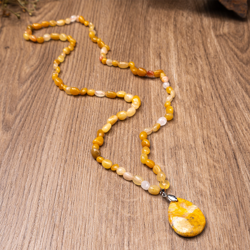 Syntetisk kristall halsband med Teardrop hänge