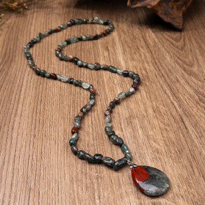 Syntetisk kristall halsband med Teardrop hänge