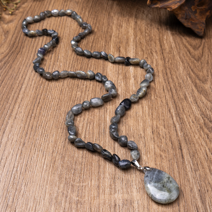 Syntetisk kristall halsband med Teardrop hänge