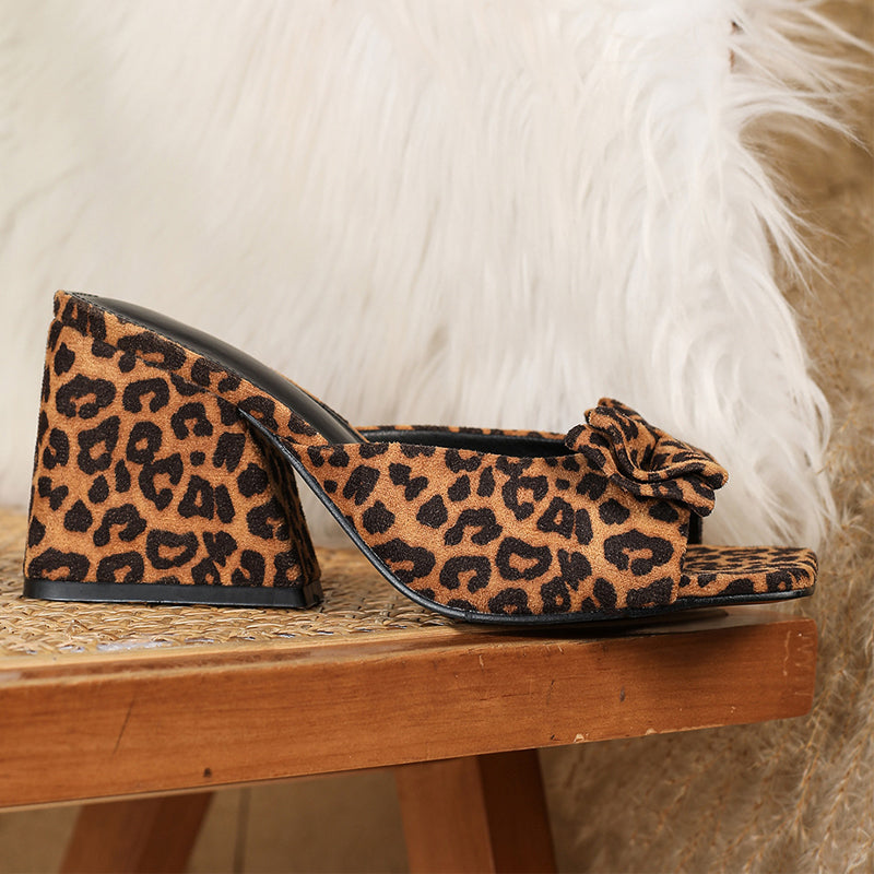 Slip-on-sandaler med klack och leopardmönster samt fyrkantig tå