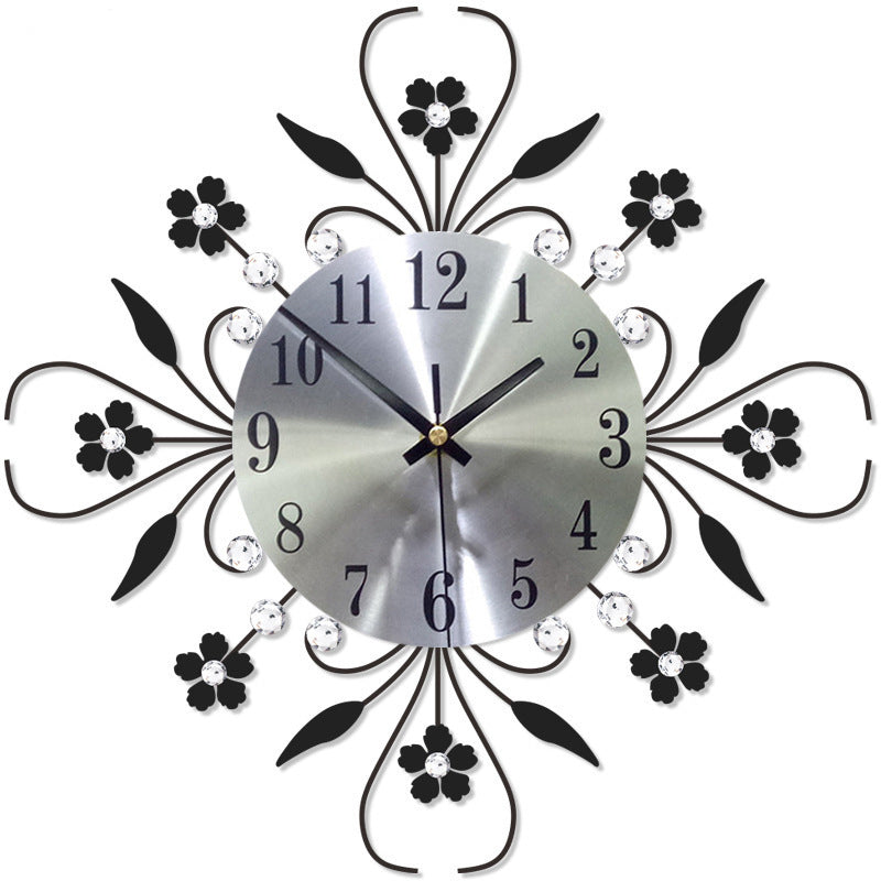 🕰️ 60% RABATT! 🌸 Elegant Väggklocka med Blommönster & Strass – Tyst Gång, Batteridriven & Perfekt för Hem & Kontor ✨