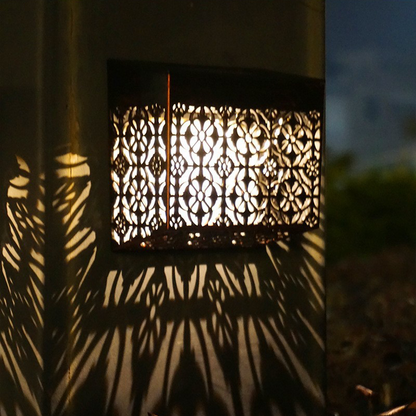 Solcellsdriven LED-vägglampa med snidade mönster för gångväg och trädgård
