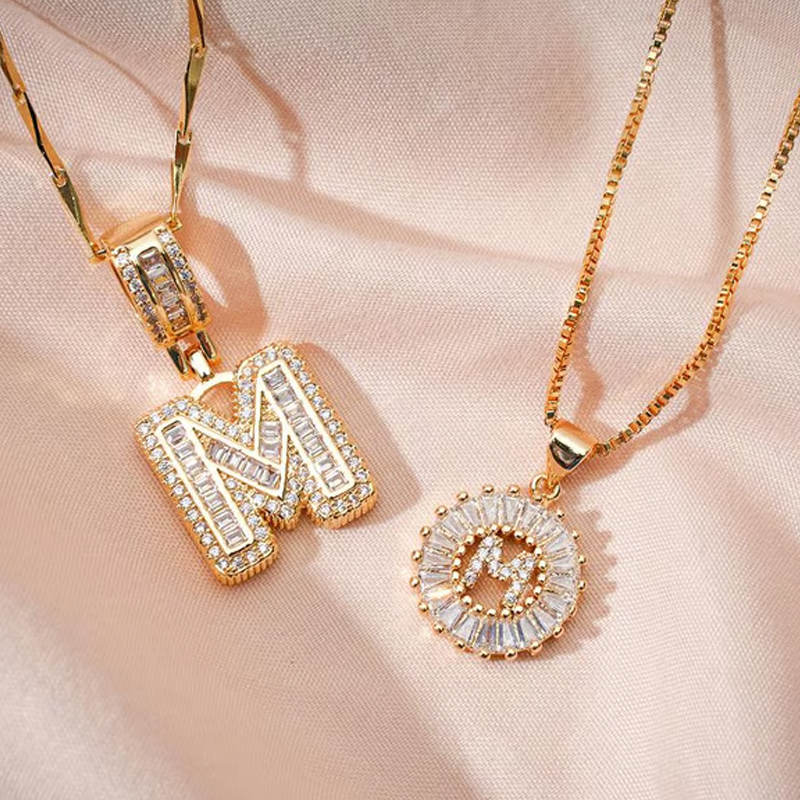 Halsband med Guld Bokstavshänge