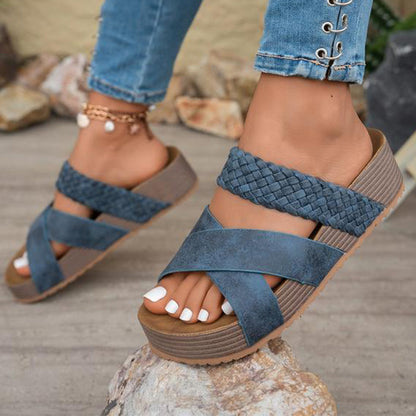 Kvinnors sandaler med kilklack och korsade remmar