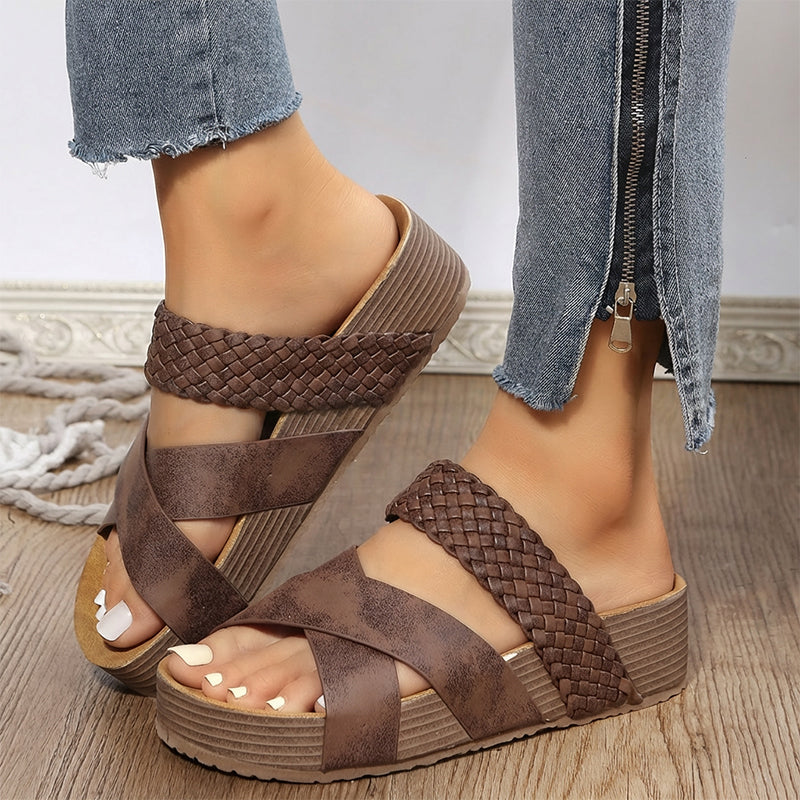 Kvinnors sandaler med kilklack och korsade remmar