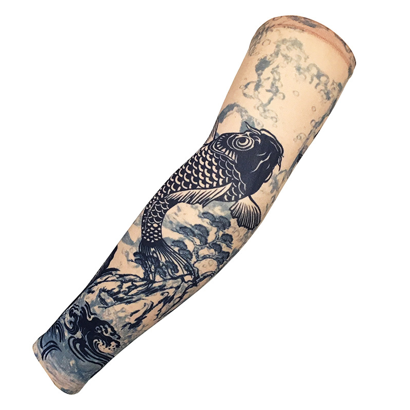 Realistiska tatueringsärmar som solskydd