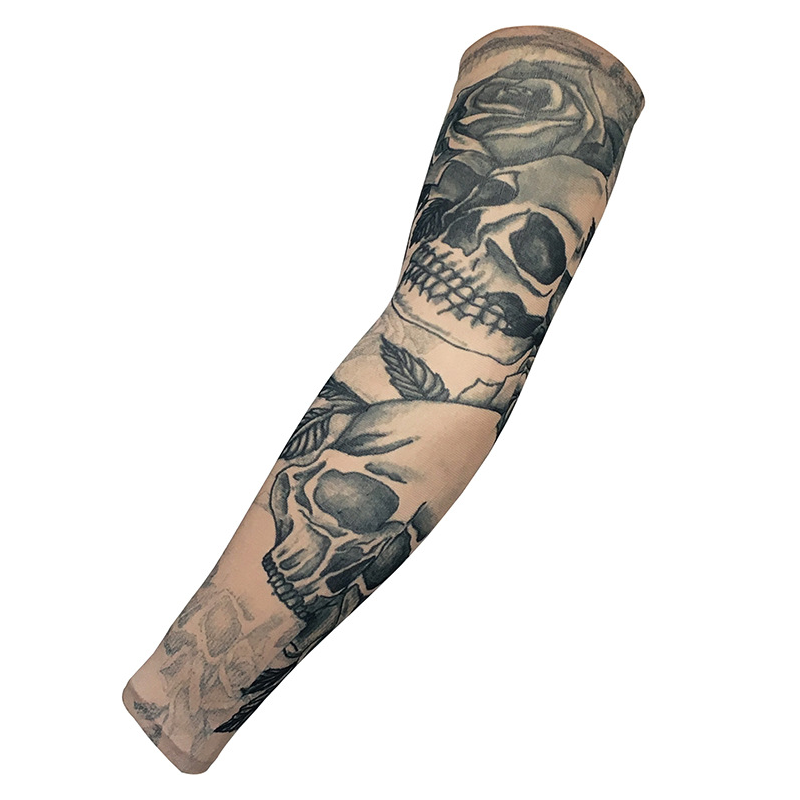 Realistiska tatueringsärmar som solskydd