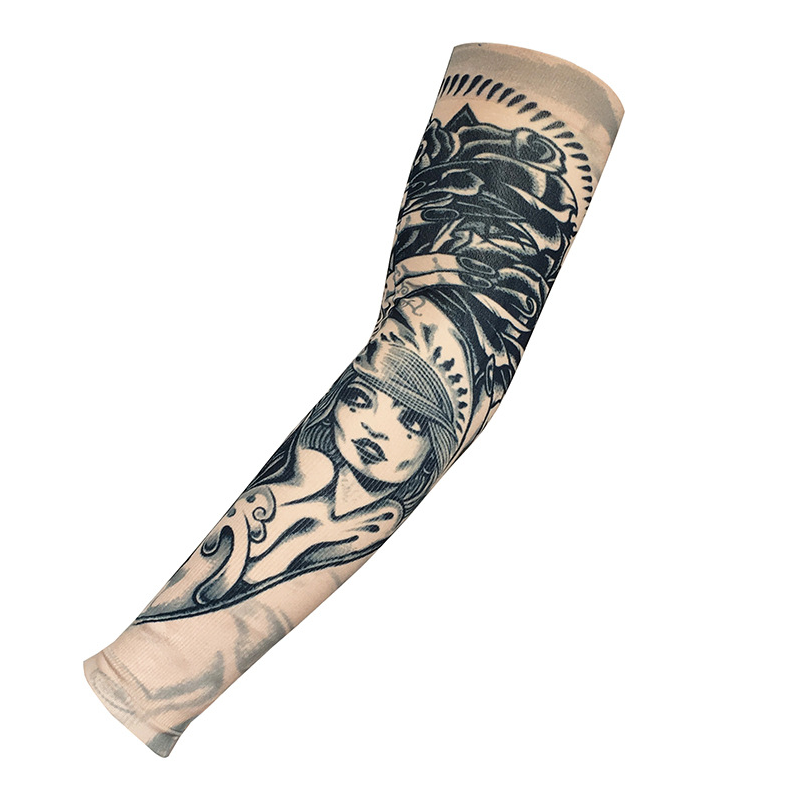 Realistiska tatueringsärmar som solskydd
