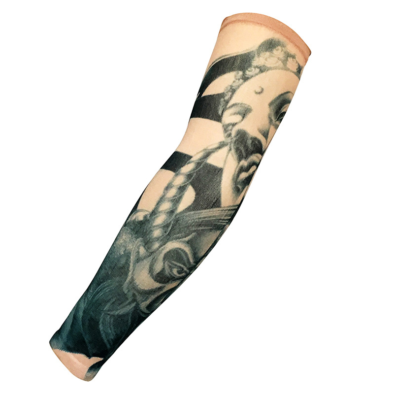 Realistiska tatueringsärmar som solskydd