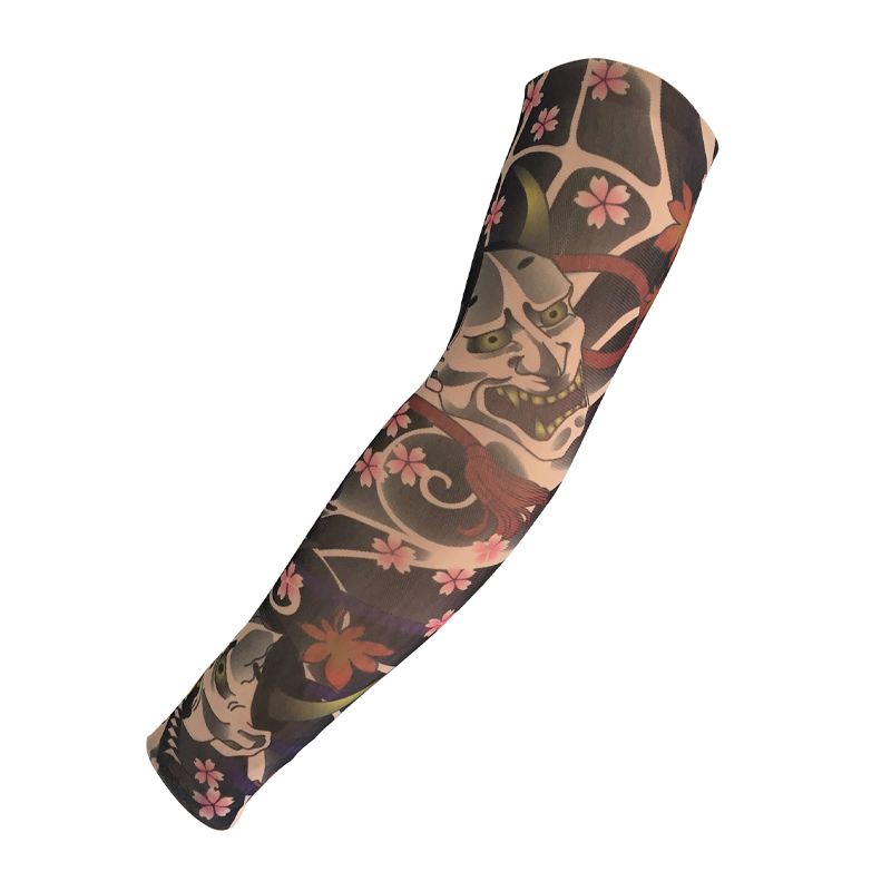 Realistiska tatueringsärmar som solskydd