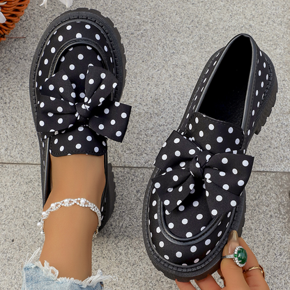 👞 50% RABATT! ⏰ Damloafers med platt sula, prickigt mönster & rosett – Bekväma, söta & perfekta för vardag och kontor 🎀
