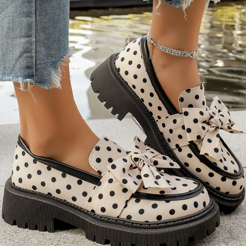 👞 50% RABATT! ⏰ Damloafers med platt sula, prickigt mönster & rosett – Bekväma, söta & perfekta för vardag och kontor 🎀