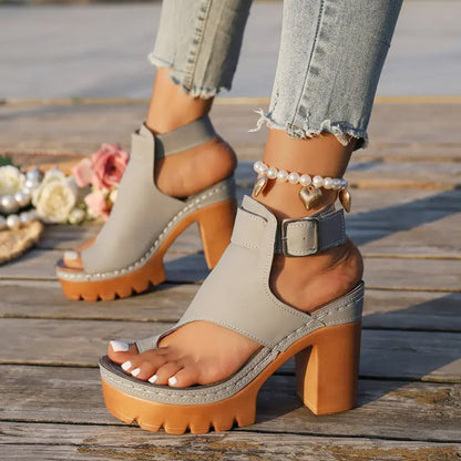 Sandaler med klack och plattform samt ankelrem