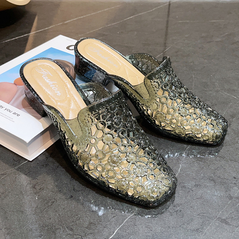 Sandaler med fyrkantig tå och ventilerande utskärningar