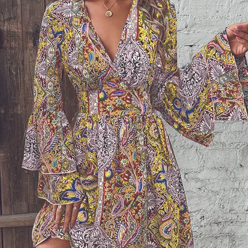 Elegant damklänning med paisleymönster V-ringning och utsvängda ärmar