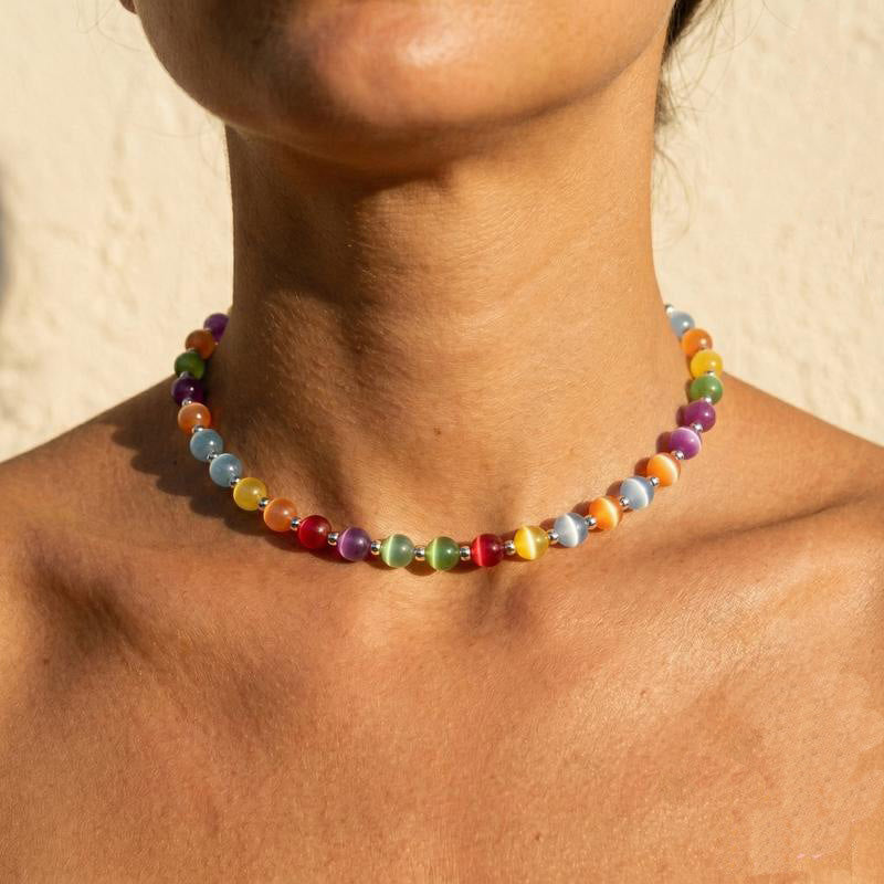 Halsband med regnbågsfärgade kattögonpärlor