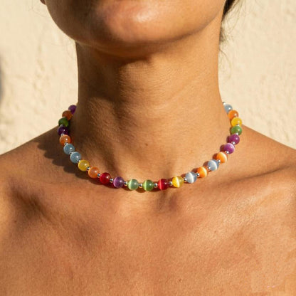 Halsband med regnbågsfärgade kattögonpärlor