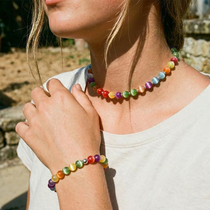 Halsband med regnbågsfärgade kattögonpärlor