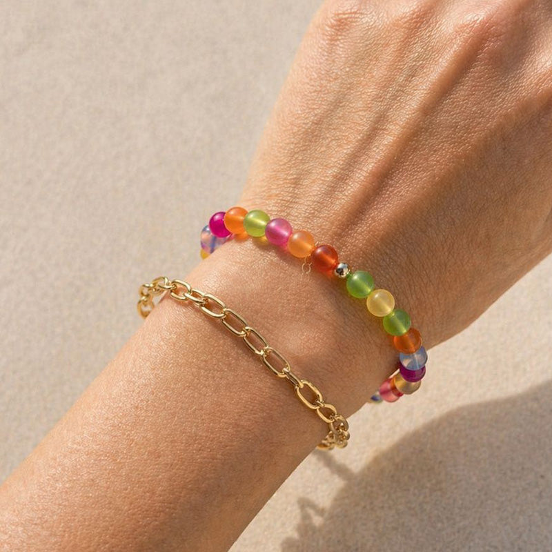 Halsband med regnbågsfärgade kattögonpärlor