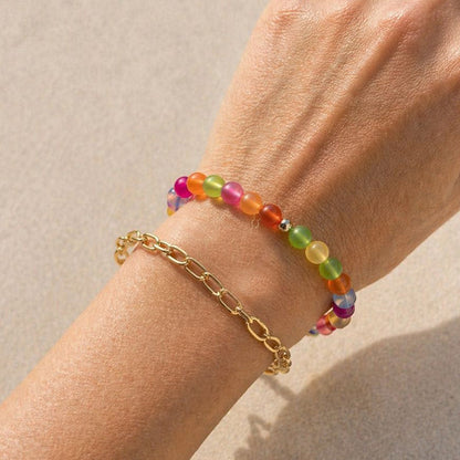 Halsband med regnbågsfärgade kattögonpärlor