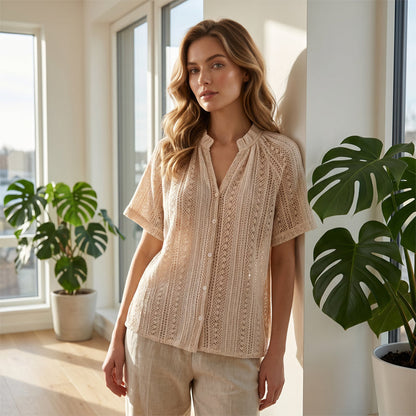 Sommar-T-shirt i luftigt stickat tyg med knappar