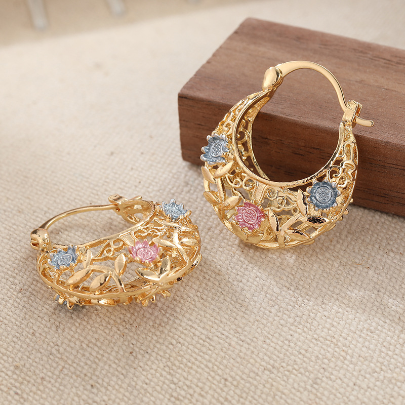 🔥Så länge lagret räcker – 50 % rabatt!🎉 Guldpläterade halvmåneformade örringar med emaljblommor