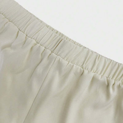 Elegant väst & shorts-set med fyrkantig ringning 🌿 Ren design, luftig passform – somrig elegans från morgon till kväll ✨