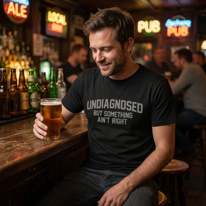 👕 50% RABATT! 😄 Rolig t-shirt med "Undiagnosed"-slogan – Kvick, mjuk & perfekt samtalsstartare – Bomullskvalitet, avslappnad passform – idealisk för vardag eller som gåva 🎤