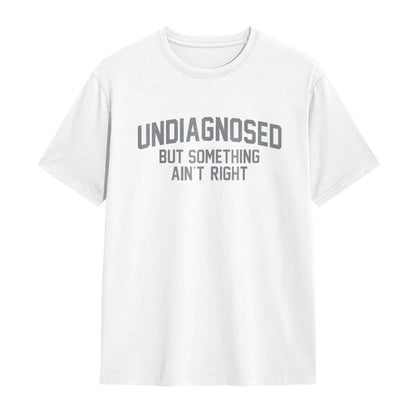 👕 50% RABATT! 😄 Rolig t-shirt med "Undiagnosed"-slogan – Kvick, mjuk & perfekt samtalsstartare – Bomullskvalitet, avslappnad passform – idealisk för vardag eller som gåva 🎤