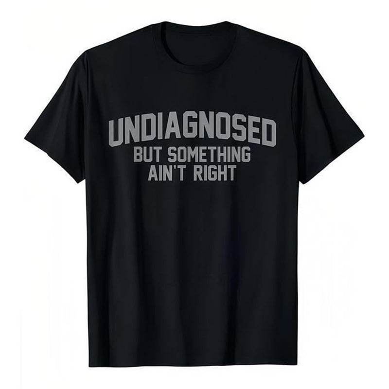 👕 50% RABATT! 😄 Rolig t-shirt med "Undiagnosed"-slogan – Kvick, mjuk & perfekt samtalsstartare – Bomullskvalitet, avslappnad passform – idealisk för vardag eller som gåva 🎤