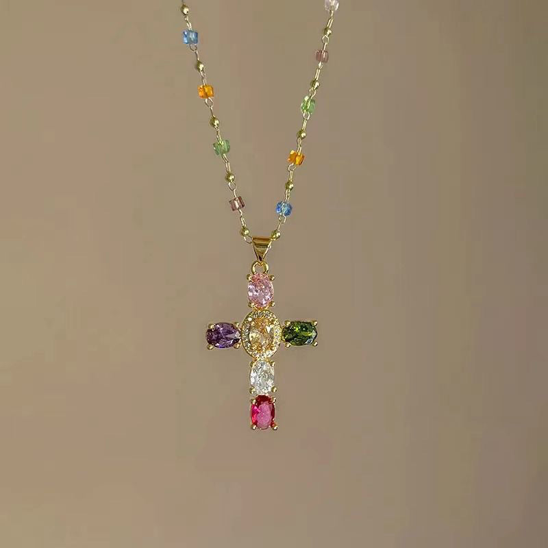 Halsband med färgglatt zirkonkors för kvinnor