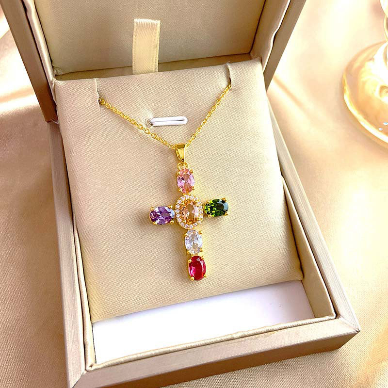 Halsband med färgglatt zirkonkors för kvinnor