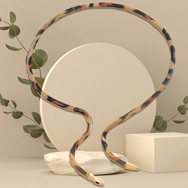 Flexibelt chokerhalsband i ormdesign som kan bäras på flera olika sätt