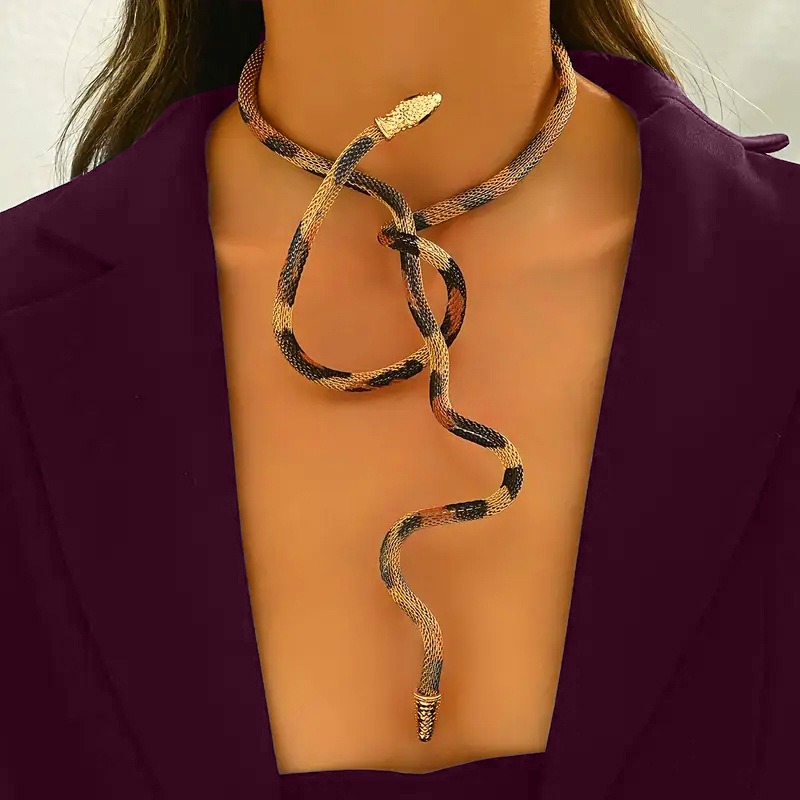 Flexibelt chokerhalsband i ormdesign som kan bäras på flera olika sätt