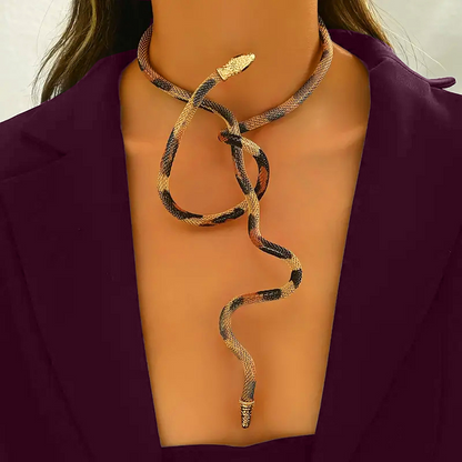Flexibelt chokerhalsband i ormdesign som kan bäras på flera olika sätt