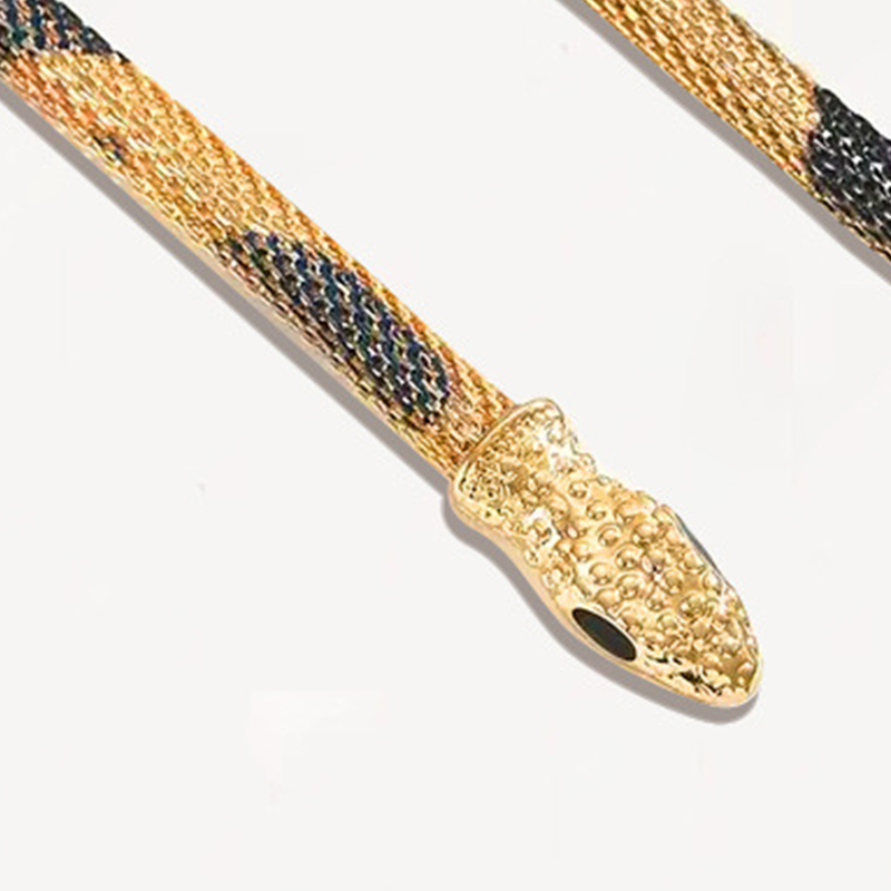 Flexibelt chokerhalsband i ormdesign som kan bäras på flera olika sätt