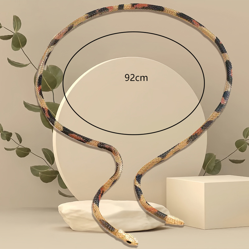 Flexibelt chokerhalsband i ormdesign som kan bäras på flera olika sätt