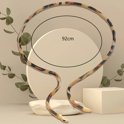 Flexibelt chokerhalsband i ormdesign som kan bäras på flera olika sätt