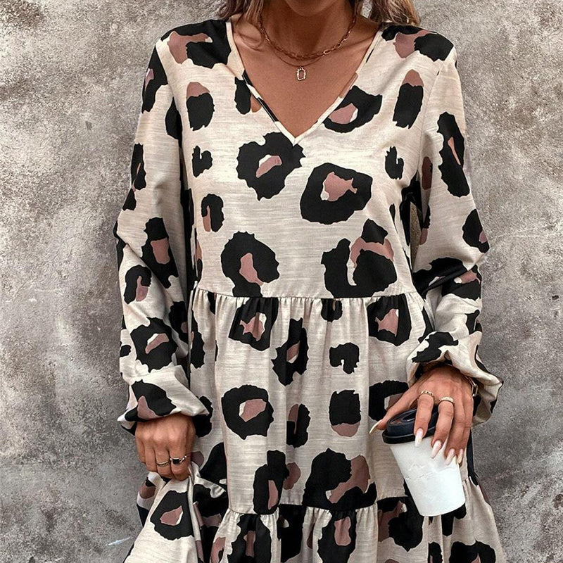 👗 Klassisk V-ringad leopardklänning