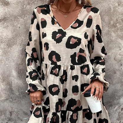 👗 Klassisk V-ringad leopardklänning