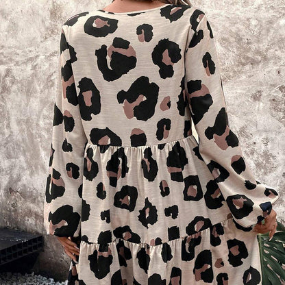 👗 Klassisk V-ringad leopardklänning