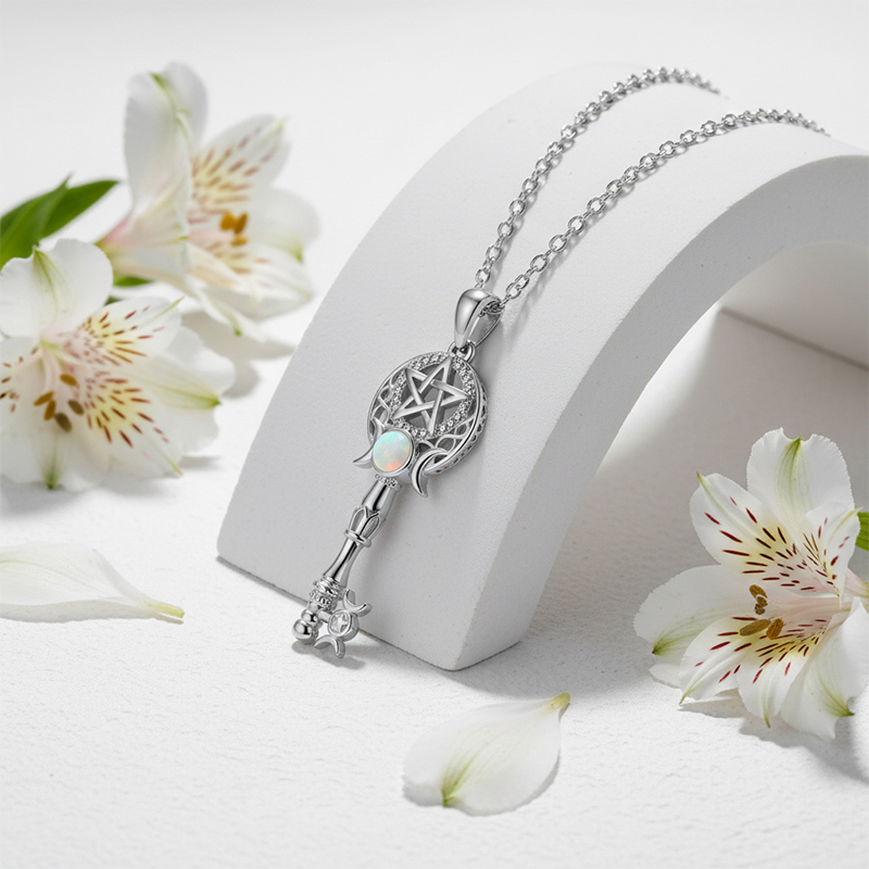 Halsband med nyckel i lysande opal