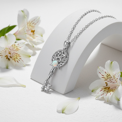 Halsband med nyckel i lysande opal