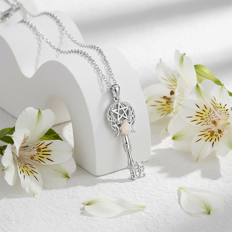 Halsband med nyckel i lysande opal