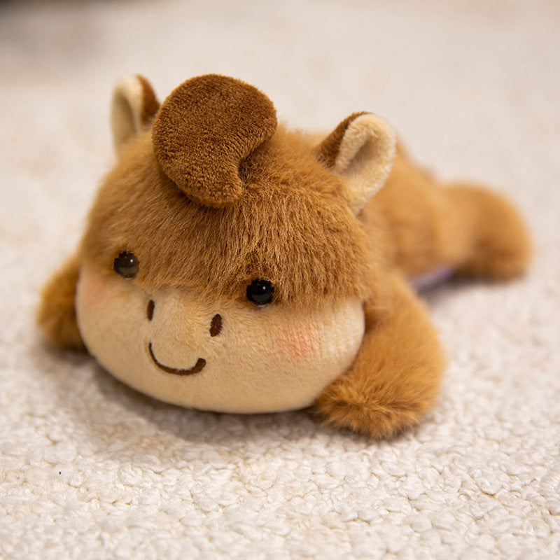 🧸 50% RABATT NU! Söt plysch kylskåpsmagnet docka – mjuk minksammet, dold magnet & perfekt för kylskåp, datorer, väskor – även bilen! 🐻🚗✨