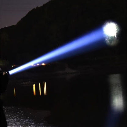 Ultraljus LED-ficklampa med batteriindikator