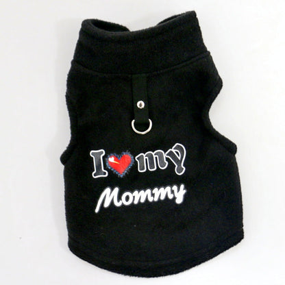 📢📢50 % RABATT !! ⏰ Varm husdjurströja med koppelring – “Love Dad & Mum”-design, håll din hund varm och stilig på vinterpromenader ❄️