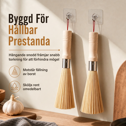 Traditionell naturlig bambuborste med trähandtag för rengöring av grytor och pannor